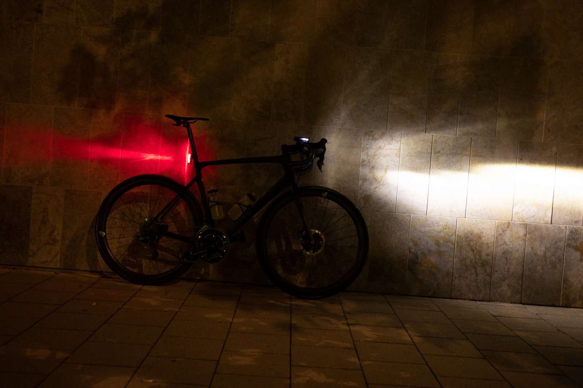 Vélo équipé d’un éclairage avant et arrière allumé lors d’un test de nuit