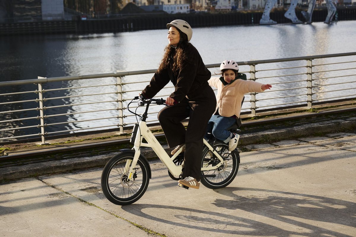 Tenways CGO Compact, vélo électrique urbain compact noir avec cadre bas et équipements intégrés