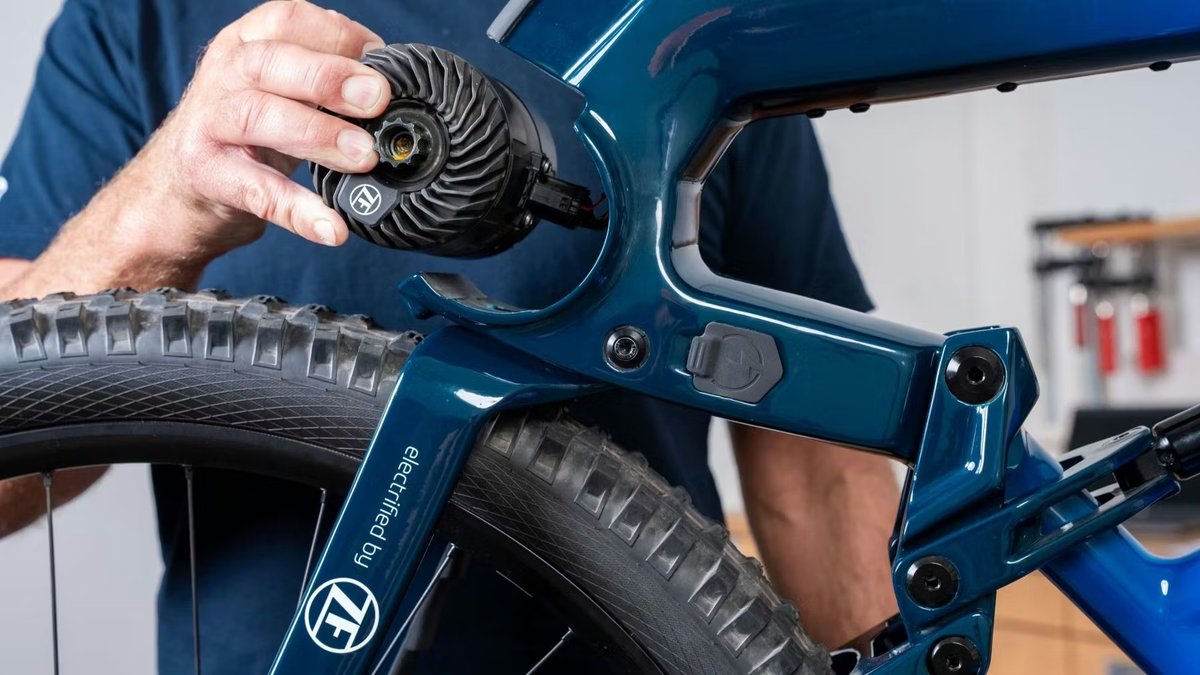 Installation d'un moteur central ZF electrified by sur un cadre de vélo électrique bleu