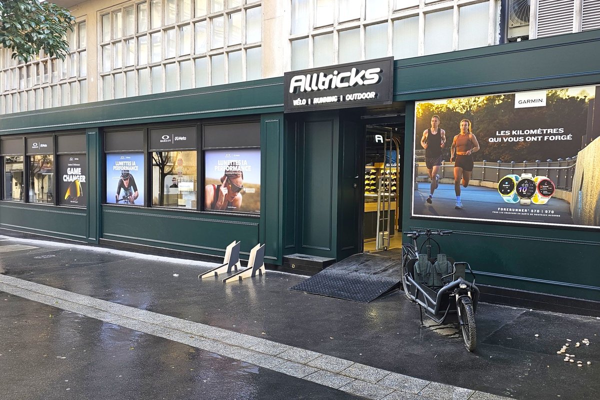 Façade du nouveau magasin Alltricks de 450 m² dans le 17e arrondissement de Paris avec vitrine et enseigne visible