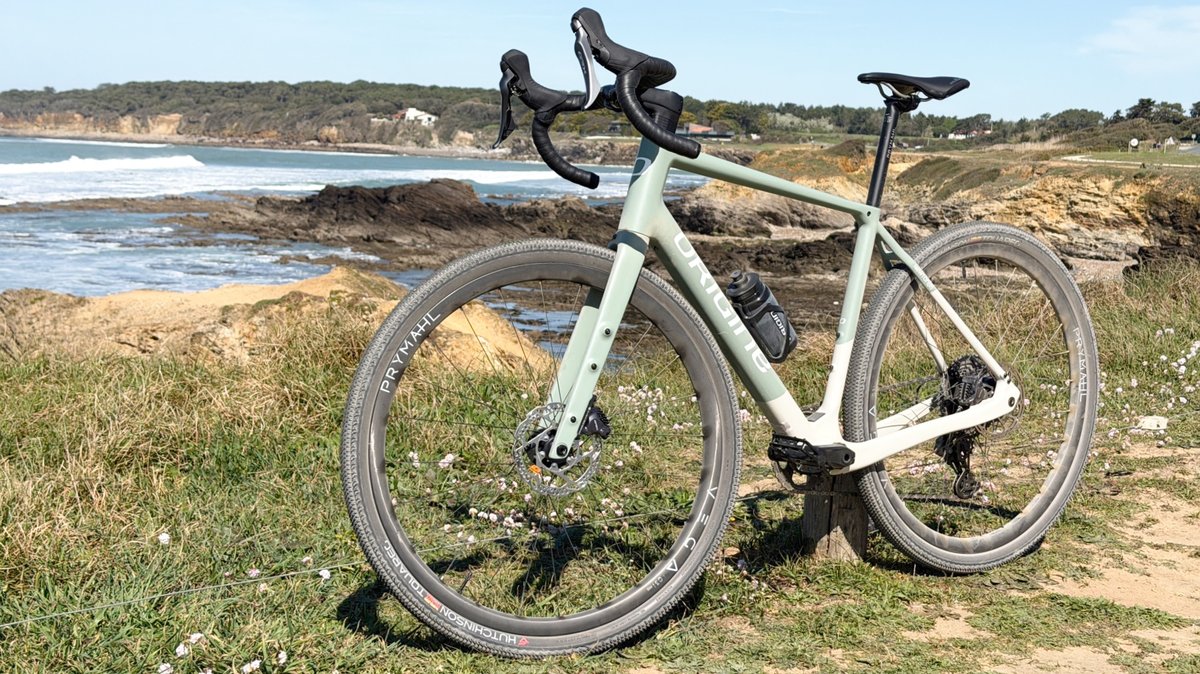 Vélos de route et gravel en hausse en 2026, avec cyclistes en action sur route et chemins