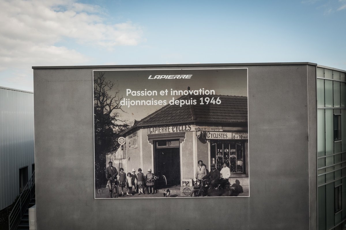 Fresque Lapierre « Passion et innovation dijonnaises depuis 1946 » sur le site de l'entreprise à Dijon