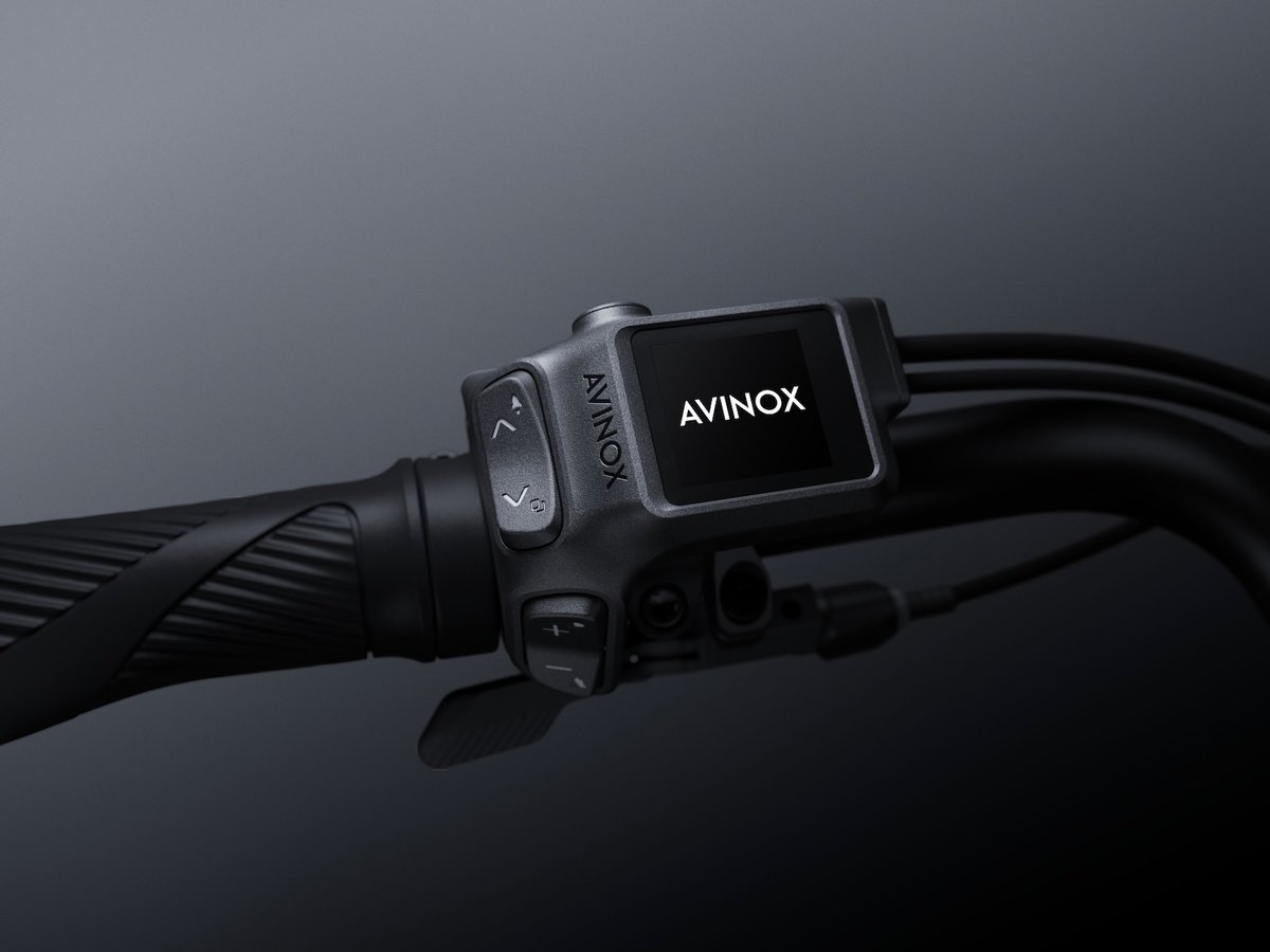 Écran de contrôle Avinox DP200 monté sur guidon de vélo électrique avec affichage LCD couleur tactile