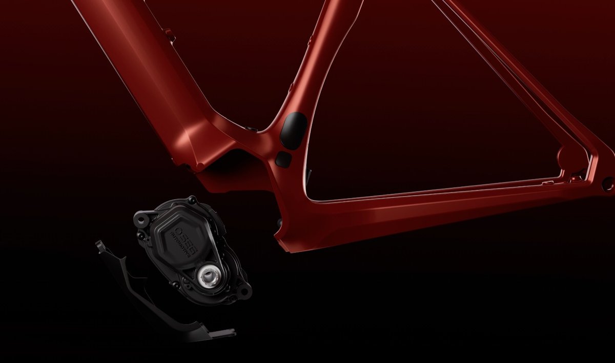 Moteur central SEG Automotive BLM de 2,1 kg intégré sur un vélo électrique, face à Bosch et DJI