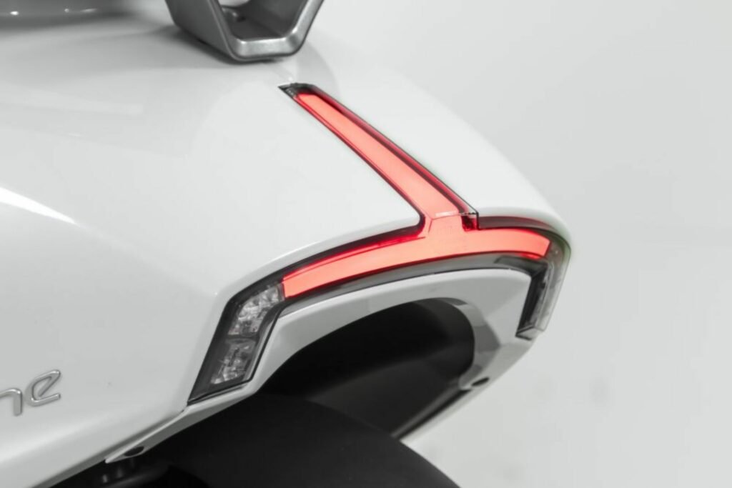 Le feu arrière à LED du scooter électrique i-One