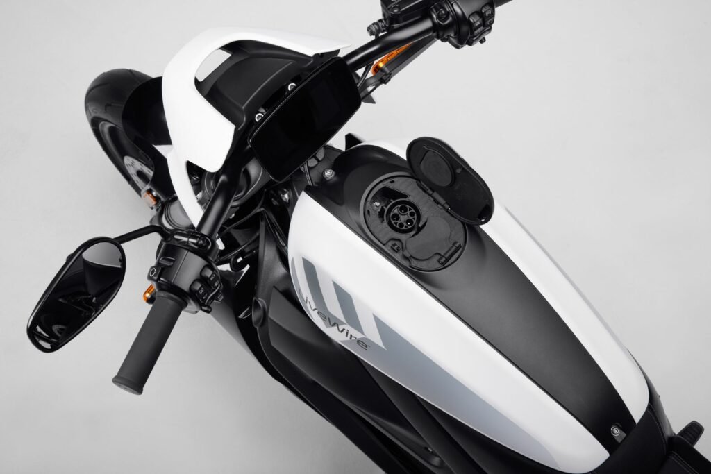 LiveWire annonce 40 minutes pour remplir la batterie à 80 % en charge rapide via le Combo CCS.