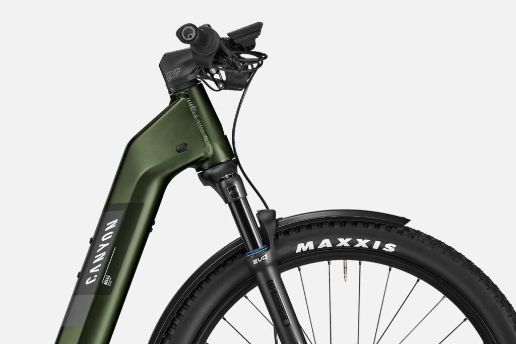 La fourche SR Suntour AION35 EVO BOOST du Pathlite:ON 8 SUV step-through offre un débattement max de 100 mm 