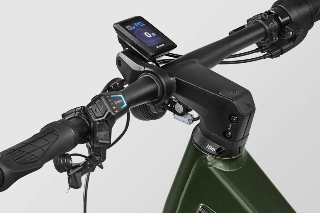 L'afficheur Bosch Kiox 300 du vélo Pathlite:ON 8 SUV step-through va de paire avec un support Bosch SmartphoneGrip