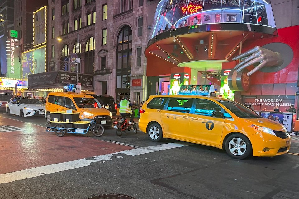 Vélos cargo électriques Tern avec remorques Carla Cargo utilisés pour les livraisons urbaines à New York