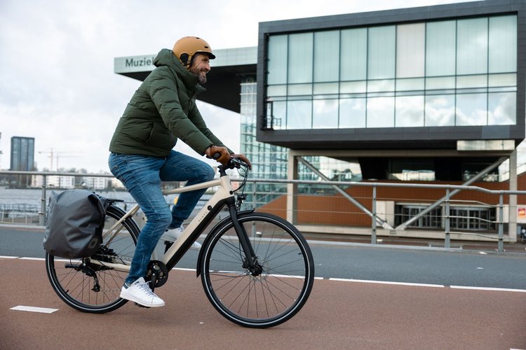 Cycliste urbain roulant sur un vélo électrique Elops Longue Distance 500 en ville