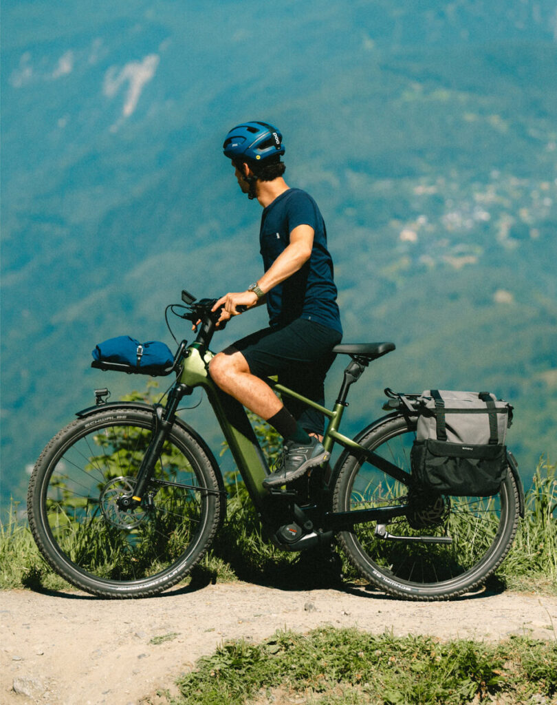Vélo électrique de randonnée Cannondale Tesoro chargé de sacoches