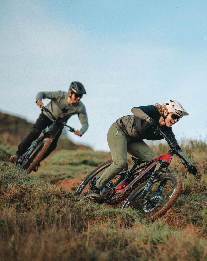 Vététistes en descente sur des VTT Cannondale