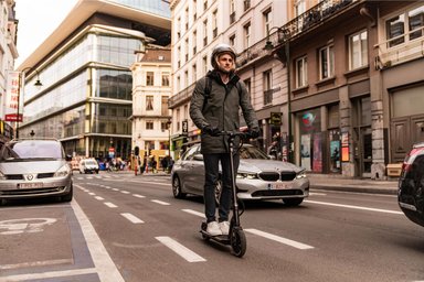 La trottinette électrique Decathlon R920E en circulation dans la ville