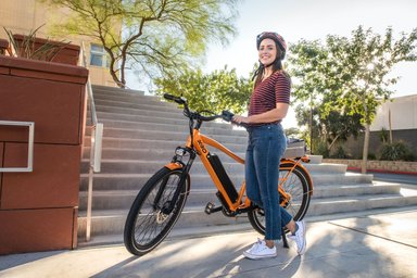Vélo électrique cycliste femme