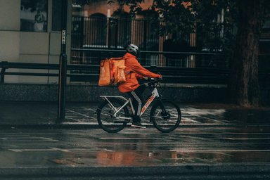 Livreur vélo électrique pluie