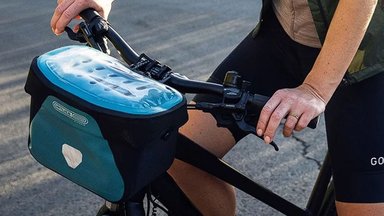 sacoche de guidon vélo amovible installée sur un vélo urbain, idéale pour le vélotaf et les balades