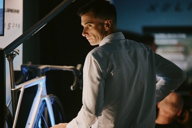 William Perrier, directeur général d’Accell France, dans les bureaux du groupe, évoquant les produits, l’innovation et les perspectives du marché du vélo.