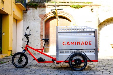 Triporteur électrique professionnel CamiGo de Caminade en situation de collecte en ville
