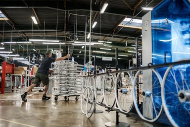 Logo du groupe Accell avec graphique financier en baisse illustrant la crise économique du fabricant de vélos