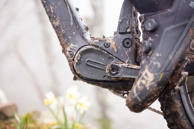 Moteur Mahle M40 monté sur un VTT électrique en pleine action, avec de la boue sur le cadre et un cycliste en train de pédaler