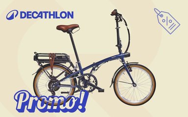 Vélo pliant électrique Btwin E-Fold 500 de Decathlon, cadre acier, roues 20 pouces, moteur roue arrière, batterie 252 Wh dans le porte-bagage, pliable en 30 secondes, idéal pour les trajets urbains et les petits espaces de rangement.