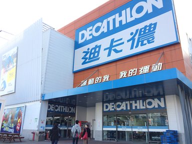 Façade d’un magasin Decathlon à Taïwan, acteur clé dans l’évolution des pratiques sociales de l’industrie du vélo
