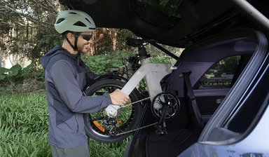 Vélo électrique pliant Fiido D11 2025 en version grise, vue latérale en extérieur
