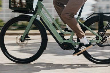 Vélo électrique Canyon Citylite:ON en ville avec un cycliste en pleine circulation
