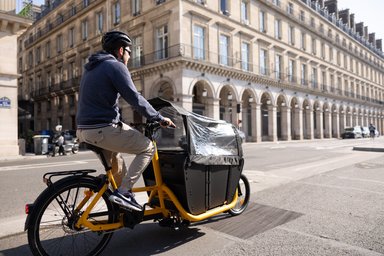 Régis Jehl essayant le vélo cargo électrique Decathlon F900E, biporteur familial en promotion rentrée 2025