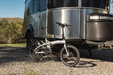 Tern Vektron édition limitée Airstream, vélo électrique compact devant une caravane