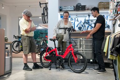 Inspection d’un vélo électrique Tern par un revendeur agréé, avec un acheteur intéressé