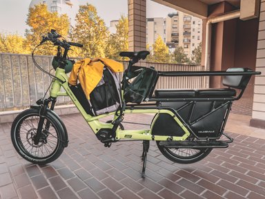 Vélo cargo électrique pour familles avec siège arrière et sacoches
