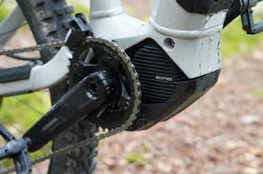Gros plan sur le moteur central Shimano EP600 qui équipe le VTT électrique Rockrider E-FEEL 700 S.