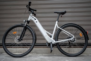 Vélo électrique Rockrider E-ACTV 100 blanc de Decathlon, modèle en promotion 2025