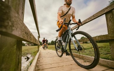 Gravel électrique Van Rysel E-GRVL AF HD sur chemin en promo chez Decathlon