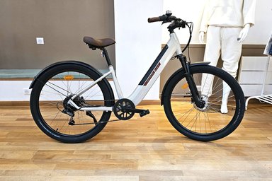Vélo électrique Nakamura Crossover E d’Intersport à 999 €, freins hydrauliques et cadre accessible.