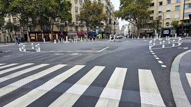 Rond-point à l’hollandaise place Léon-Paul Fargue à Paris en 2025