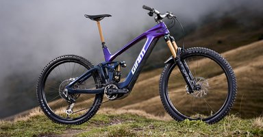 Giant Reign Advanced E+ 2025 sur sentier de montagne, VTT électrique d’enduro en carbone.