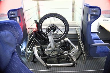 Vélo cargo électrique pliant Fold, modèle E-Fold replié dans un train