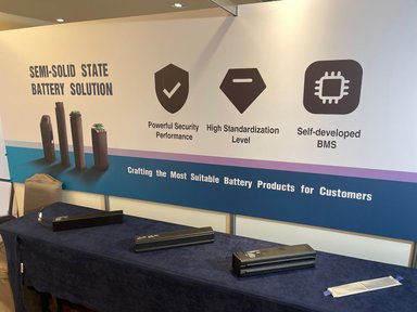 Batteries semi-solides T&D présentées à l’EICMA 2025 sur un stand dédié.