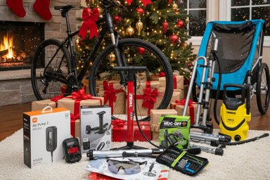 Idées cadeaux de Noël pour cycliste avec vélo, sapin, Garmin Varia, Xiaomi Air Pump, pompe Zéfal, Karcher OC3, et remorque enfant.