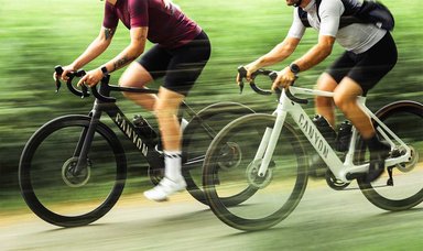 Deux cyclistes roulant sur des Canyon Endurace:ONfly, illustrant la montée en gamme de la marque en 2025.