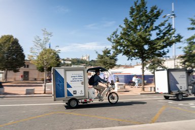 Régis Jehl (Cleanrider) au guidon d’un vélo cargo Kleuster Freegônes en circulation urbaine.