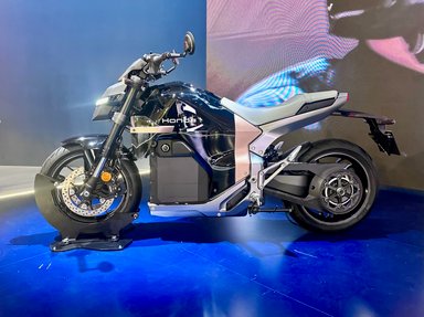 Honda WN7 sur le stand Honda à l’EICMA 2025, première moto électrique de série de la marque