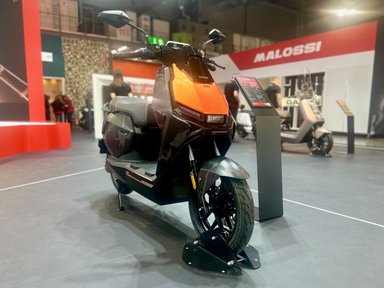 NIU FQiX 150, scooter électrique 50 cm³ sur le stand NIU à l’EICMA 2025