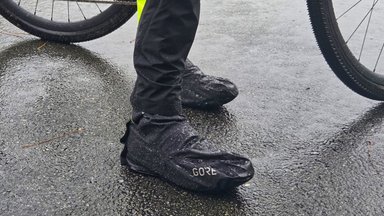 Sur-chaussures Gorewear Gore-Tex portées à vélo sous la pluie, test d’imperméabilité.