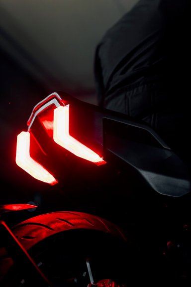 Concept Zero Lompico sur le stand de la marque à l’EICMA 2025, signature LED et design de roadster futuriste