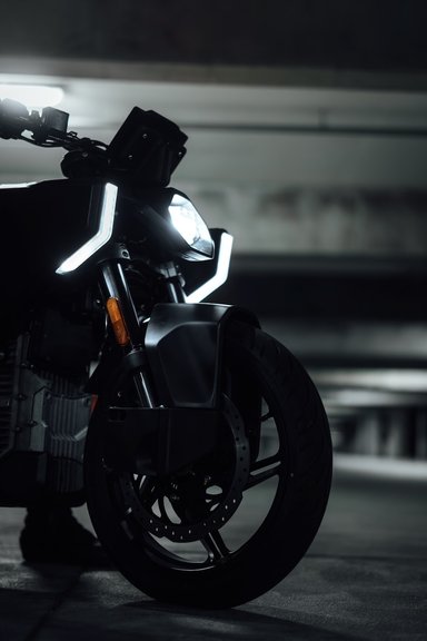 Concept Zero Lompico sur le stand de la marque à l’EICMA 2025, signature LED et design de roadster futuriste