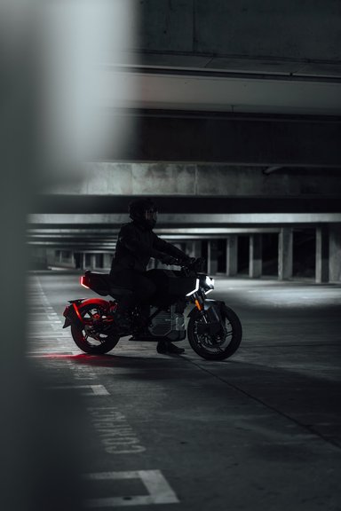 Concept Zero Lompico sur le stand de la marque à l’EICMA 2025, signature LED et design de roadster futuriste