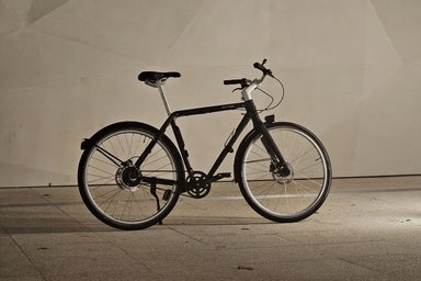 Bastille E, vélo électrique taille normale avec pliage révolutionnaire en situation urbaine.